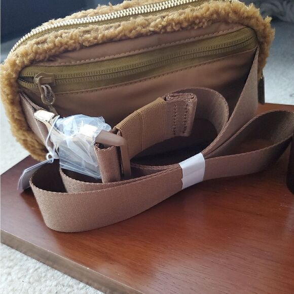 LULULEMON Everywhere "Feece" Belt Bag - Picture 5 of 11